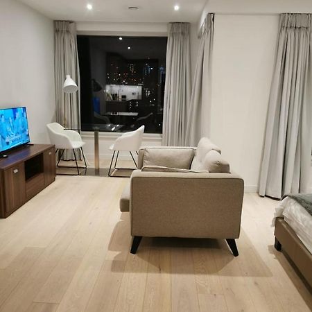 Comfy 1 Bed Studio 1 Minute From Train Station Apartment Londra Exterior foto