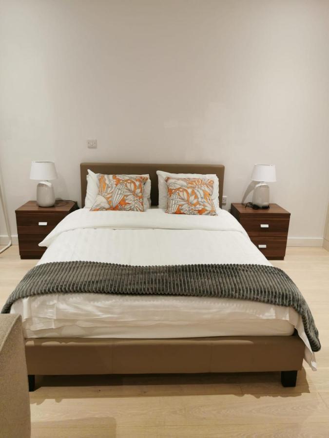 Comfy 1 Bed Studio 1 Minute From Train Station Apartment Londra Exterior foto