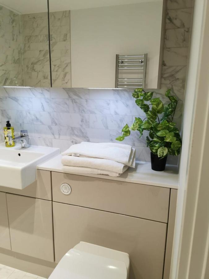 Comfy 1 Bed Studio 1 Minute From Train Station Apartment Londra Exterior foto
