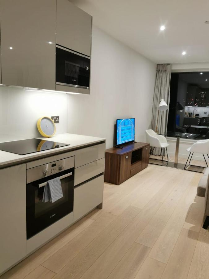 Comfy 1 Bed Studio 1 Minute From Train Station Apartment Londra Exterior foto
