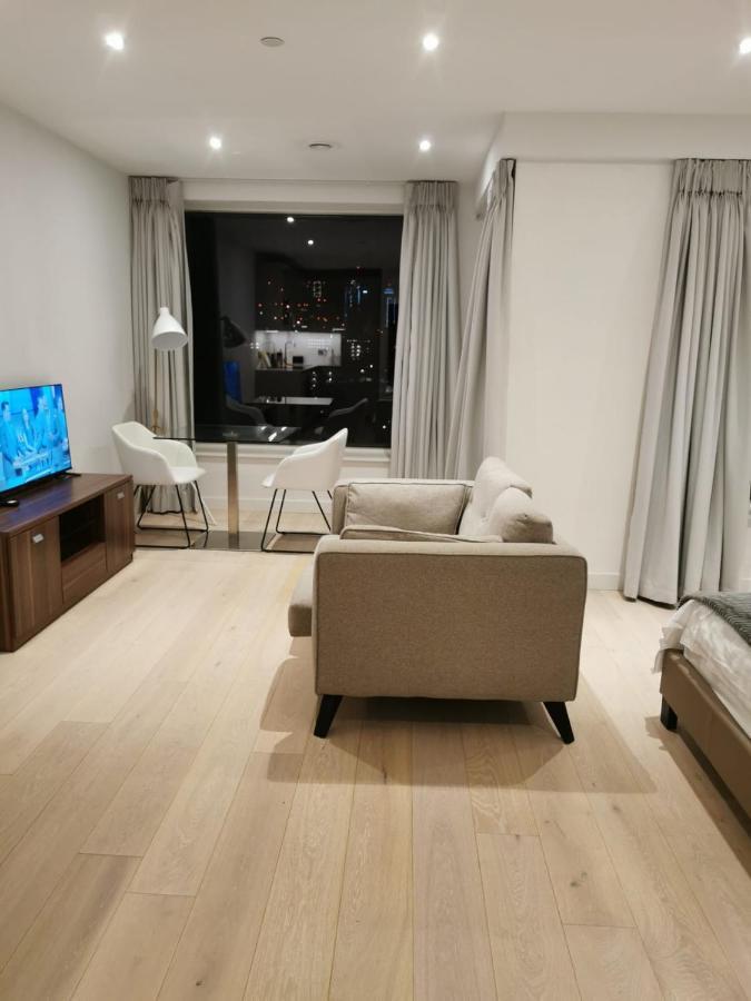 Comfy 1 Bed Studio 1 Minute From Train Station Apartment Londra Exterior foto