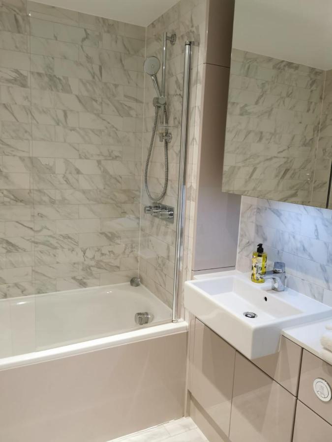 Comfy 1 Bed Studio 1 Minute From Train Station Apartment Londra Exterior foto